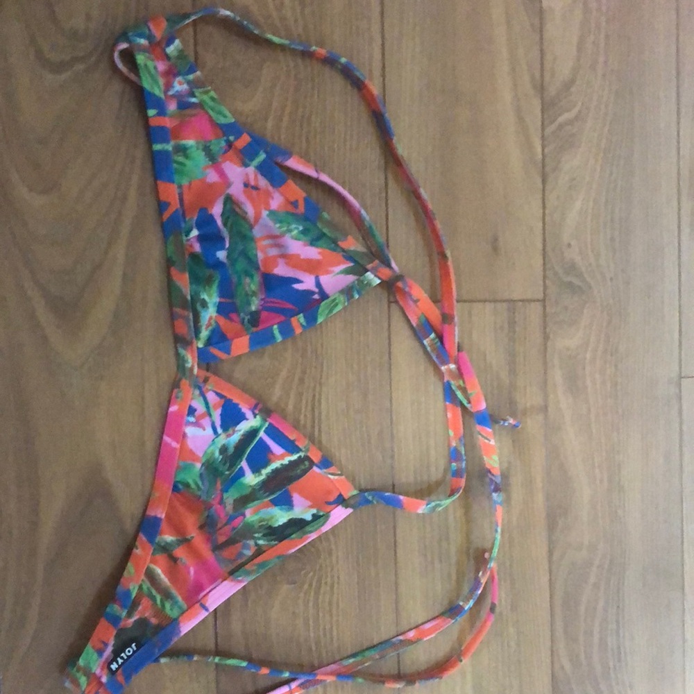 Jolyn “Triangle Top” Multicolored Bright theme